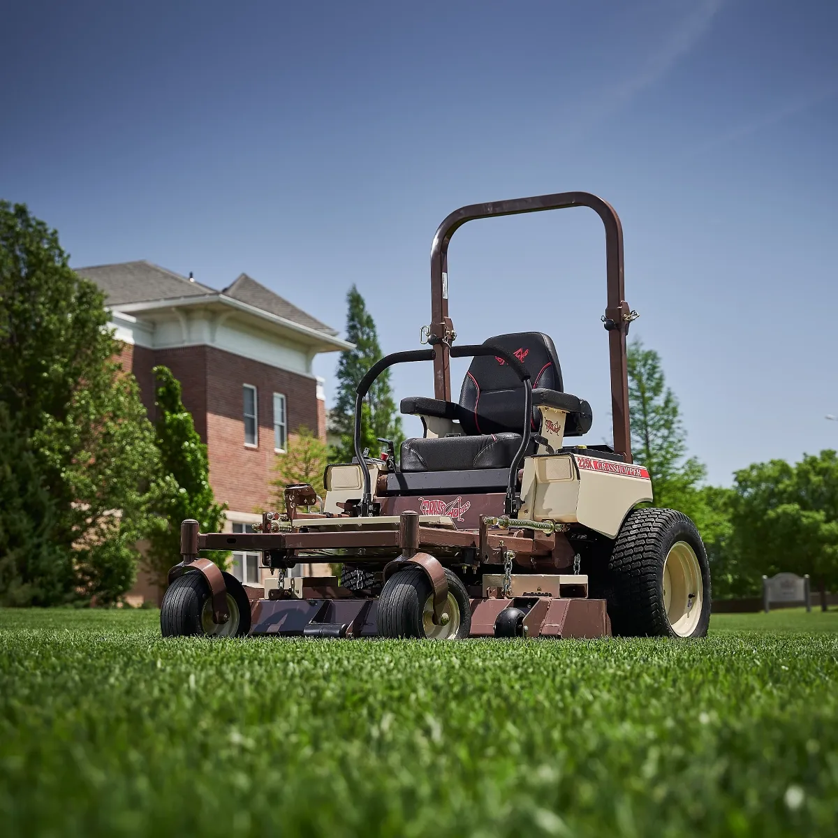 Grasshopper 200 MidMount | Air-Cooled Zero-Turn Mowers Grasshopper 200 MidMount | Air-Cooled Zero-Turn Mowers