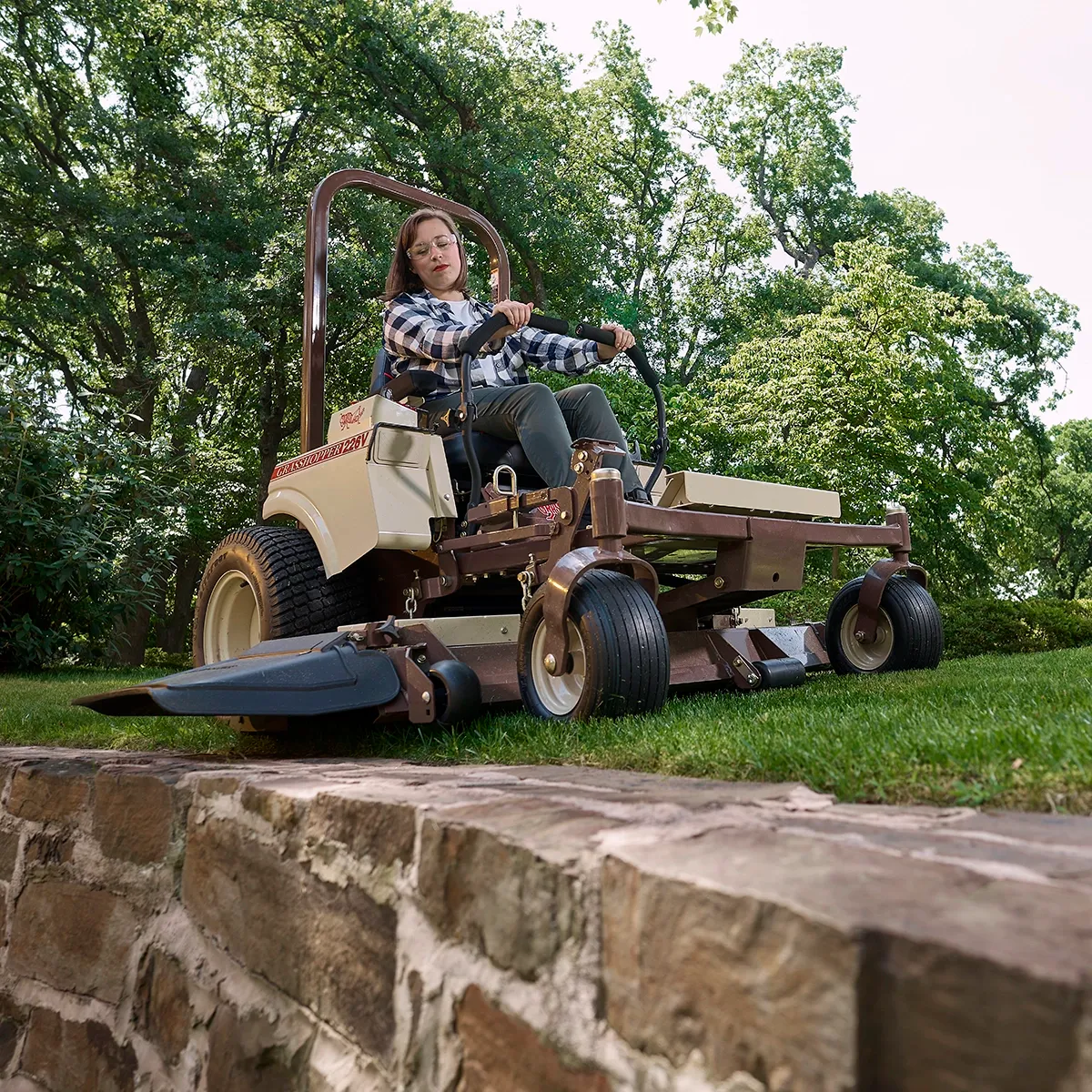 Grasshopper 200V MidMount | Smooth-Riding Zero-Turn Mowers Grasshopper 200V MidMount | Smooth-Riding Zero-Turn Mowers